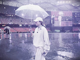 张杰鸟巢演唱会遇雨，一人撑全场观众席秒变'雨刷器'引热议