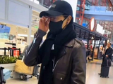 万茜黑皮夹克棒球帽亮相机场步履从容