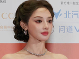 北影节彭小苒优雅亮相，主持人暖心提醒展礼裙风采
