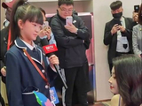 喻言蹲下回应小朋友采访，甜心互动暖心瞬间