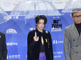 暴雨浇不灭星光！北影节红毯群星冒雨亮相，上演别样浪漫与张力