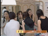 对镜化妆这里马思纯像开了十级美颜，美的太超过了