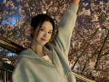 陈都灵夜樱照引热议，高马尾造型美出新高度！