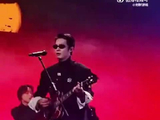 于适北影节彩排弹唱《理想之歌》，墨镜造型酷帅亮相