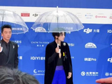 刘雨昕深V斗篷造型惊艳亮相