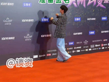 王一博签名姿势好可爱