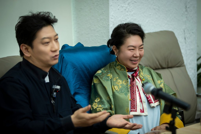 田雨和田沁鑫在话剧《青蛇》排练场