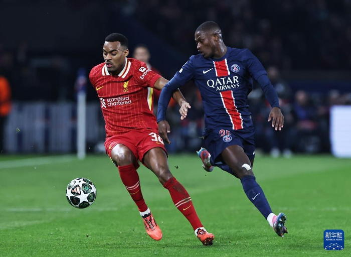 3月5日，巴黎圣日耳曼队球员门德斯（右）与利物浦队球员赫拉芬贝赫在比赛中拼抢。新华社记者 高静 摄