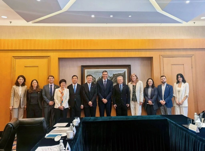 桑切斯在清华大学与师生交流互动