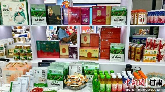 图为参展的瓜州特色产品。瓜州县委宣传部供图