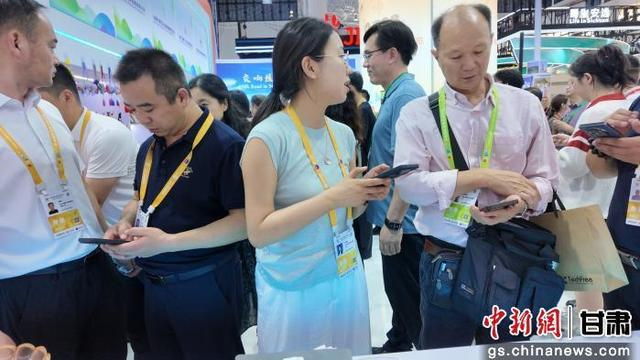 图为瓜州县昊泰参展负责人王丽荣现场讲解。瓜州县委宣传部供图