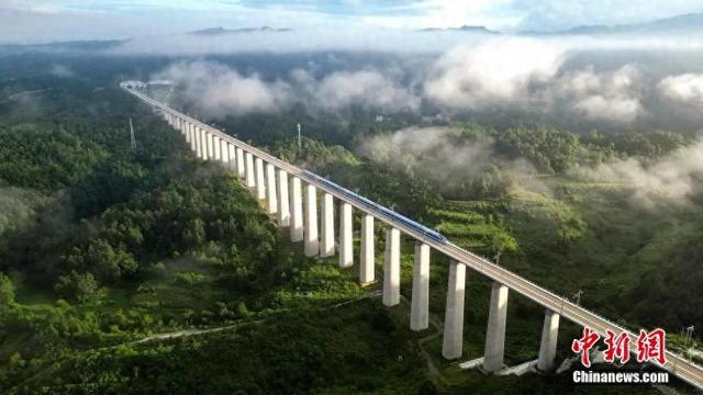 资料图：贵阳至南宁高速铁路贵阳至荔波段开通运营。图为航拍首发列车通过麻场双线特大桥。马奎宏 摄
