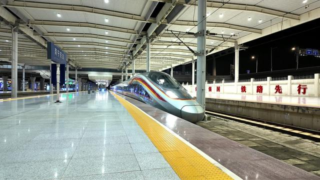 图为南宁东站夜间动车在站台停靠。 麦竹娴 摄