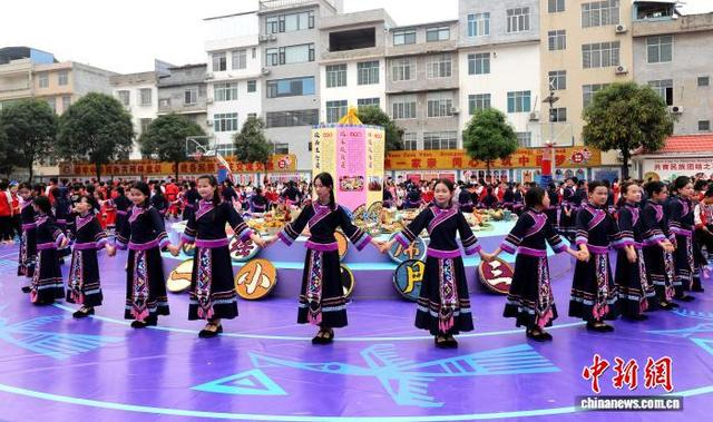 图为民族歌舞表演。黄晗 摄