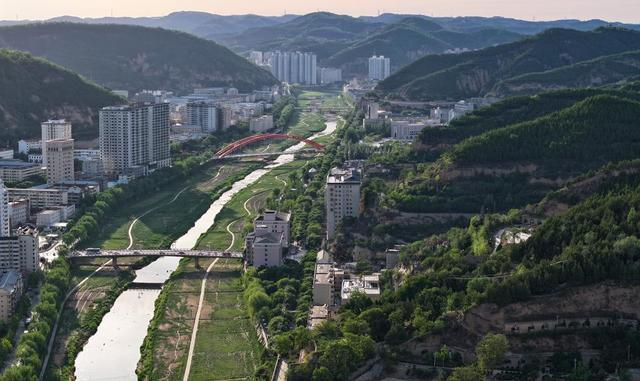 这是2025年6月3日拍摄的延安城区风光（无人机照片）。新华社记者 张博文 摄