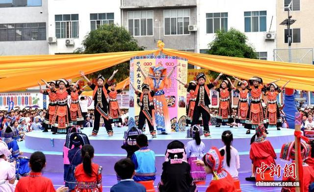 图为民族歌舞表演。黄晗 摄