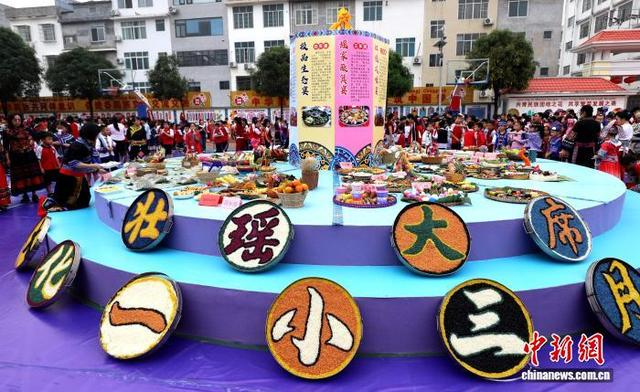 图为特色美食展示。黄晗 摄