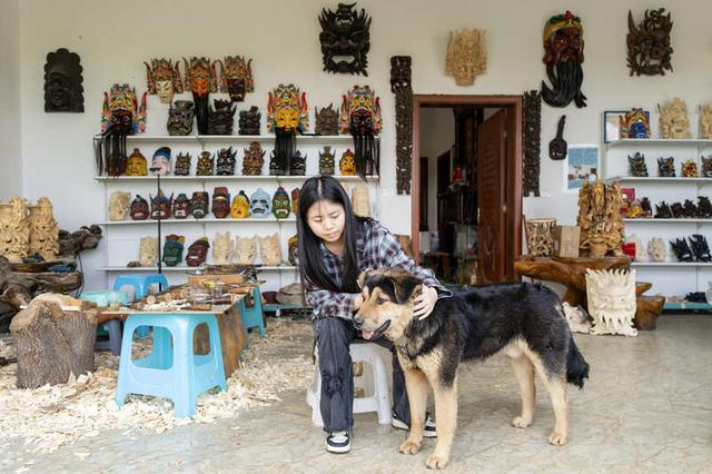 4月5日，贵州省安顺市西秀区刘官乡周官村，一名当地的年轻人在自家开设的非遗木雕体验馆中。刘嵩/摄