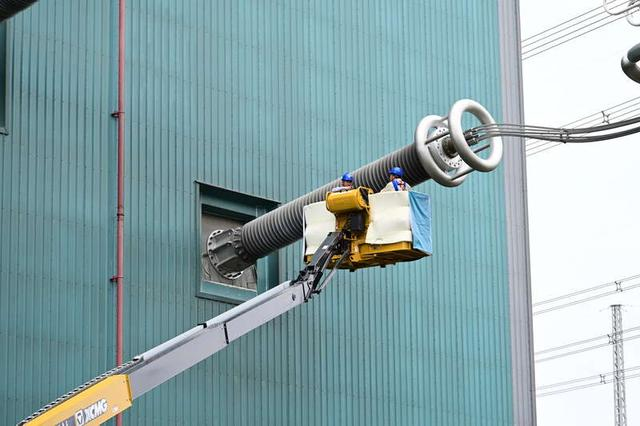 检修人员在渝北换流站进行穿墙套管清洁。国家电网重庆市电力公司供图