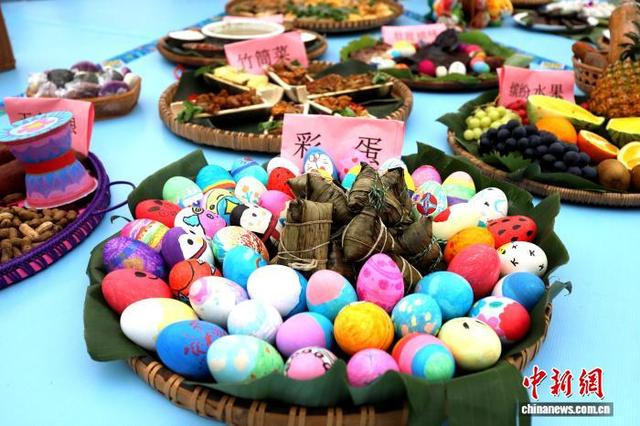 图为特色美食展示。黄晗 摄