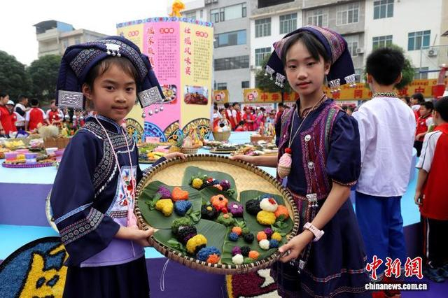 图为特色美食展示。黄晗 摄