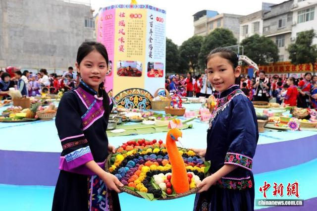 图为特色美食展示。黄晗 摄