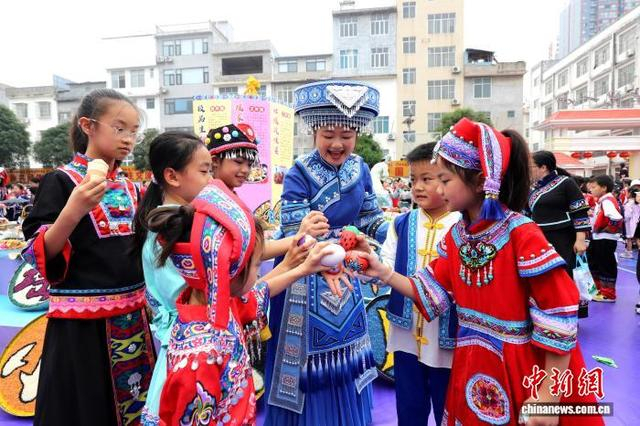 图为学子在体验当地民俗“碰蛋”。黄晗 摄