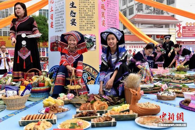 图为特色美食展示。黄晗 摄