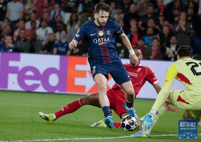 ↑ 巴黎圣日耳曼队球员克瓦拉茨赫利亚（左）在比赛中。新华社发（亨利·施瓦茨摄） 
