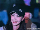 昆凌现身周杰伦杭州演唱会,万人见证《枫》中隔空挥手撒糖