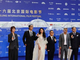 艺绽｜雨中“蓝毯”！第十六届北京国际电影节现场图来了
