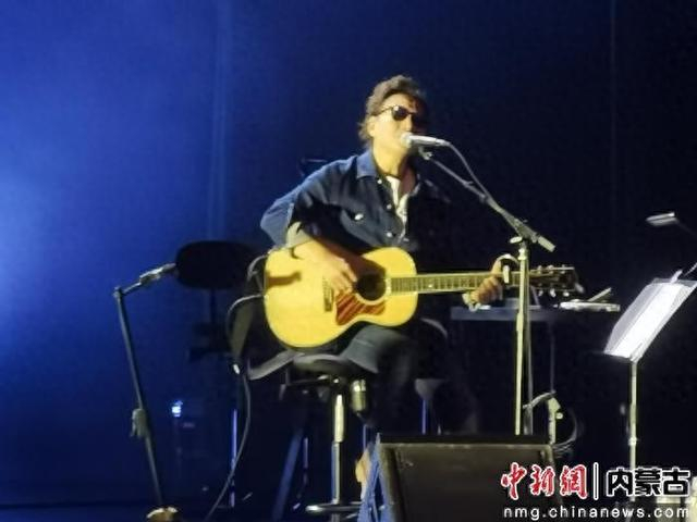 图为演出中的赵照。