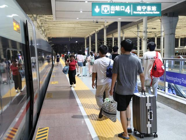 图为南宁东站旅客乘坐夜间动车。麦竹娴 摄