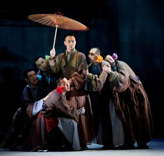 话剧《青蛇》2013年演出剧照，辛柏青饰演法海