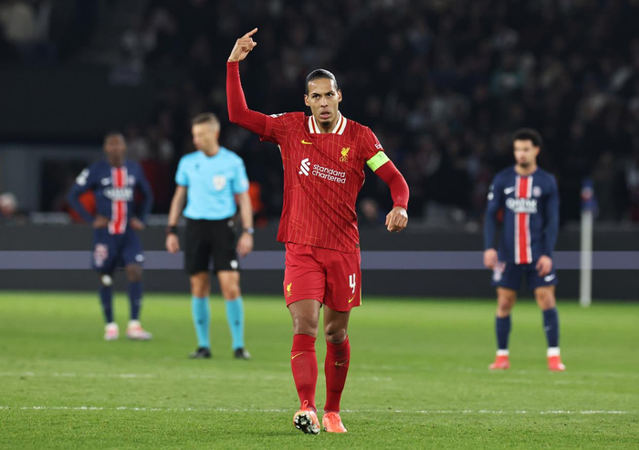 3月5日，利物浦队球员范戴克在比赛中庆祝球队得分。新华社记者 高静 摄