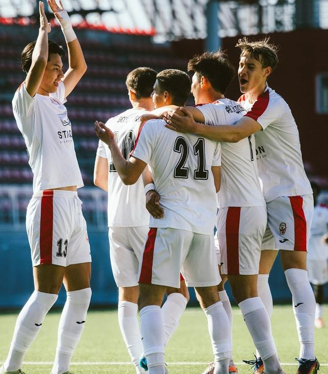 两名19岁中国前锋在塞尔维亚U19联赛联手轰入9球，还没踢过中超就站稳了主力