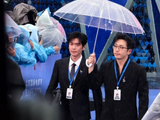 北影节红毯张若昀白客穿“工服”，网友：别人走红毯，他俩来加班