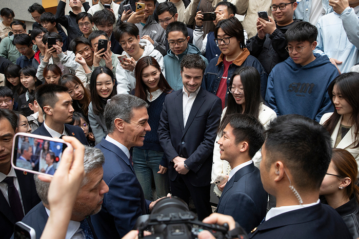 2026年4月13日，北京清华大学，西班牙首相佩德罗·桑切斯在合影后与学生交谈。视觉中国 图
