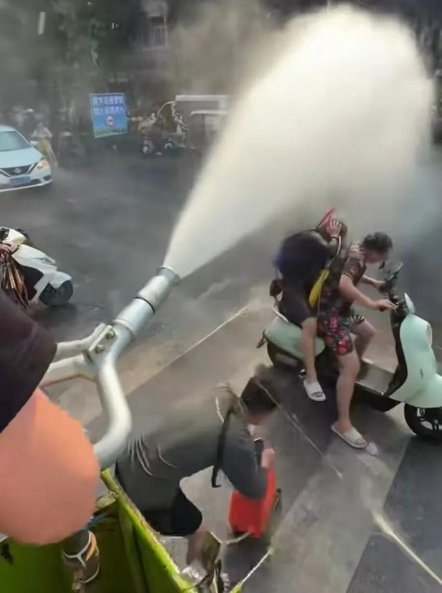 洒水车租赁公司发布高压水枪宣传视频。图/截图
