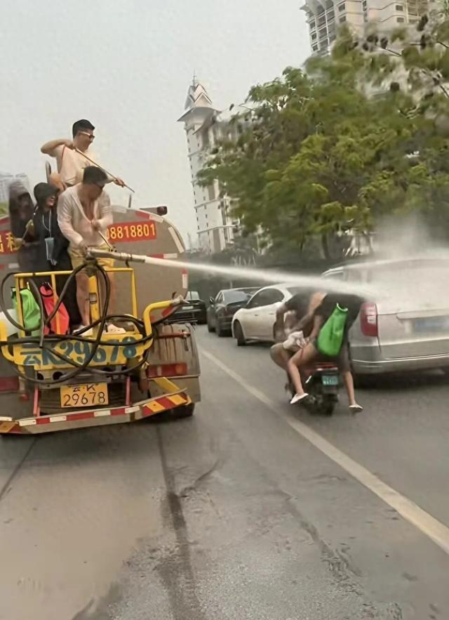 洒水车乘客使用高压水枪喷射路人。图/截图