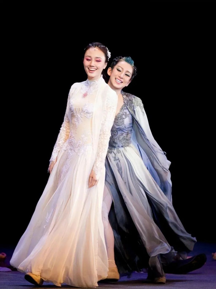 话剧《青蛇》2013年演出剧照，袁泉、秦海璐分别饰演白蛇、青蛇