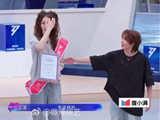 王濛指导李小冉领奖合影礼仪，分享荣誉