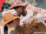 周深脚底被75°太阳烤熟，本能反应跳到李晨背上，笑疯！