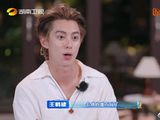 王鹤棣饭桌劝架化解父女矛盾，次日分享父子相处之道