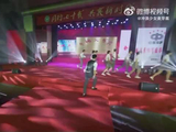 赵今麦早期校庆跳舞，真是人群中第一眼看到的就是她
