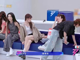 王濛喊腰疼李小冉递度小满抱枕，两人默契互动引关注