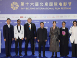 张译伸手等张小斐反应过来，绅士风度与迷糊影后的反差萌太圈粉！