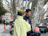 金大川生日，雎晓雯首晒父女合照！萌娃墨镜遮面长腿吸睛