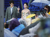 雨中红毯共撑一伞！影版《偷偷藏不住》主演首秀封神