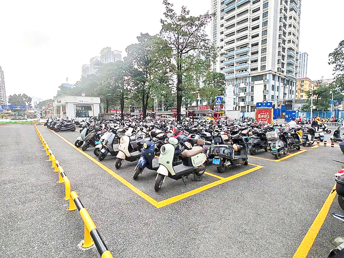     经过集中整治与动态优化，福建园街道电动自行车停放变得井然有序。    （袁雪莹 摄）